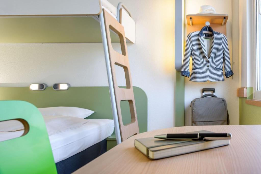 Standard Familienzimmer mit 1 Doppelbett und 1 Etagenbett